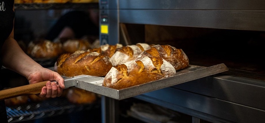 Kouzlo vkládání pecnů chleba do pece v pekařství Chleba a sůl.