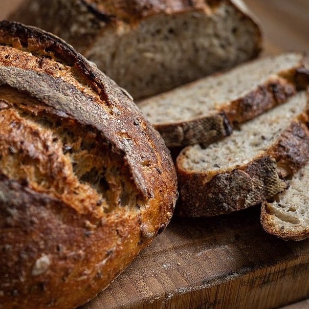 Dopečený křupavý chléb z pekárny Chleba a sůl - dokonalost tradice a pečlivosti.